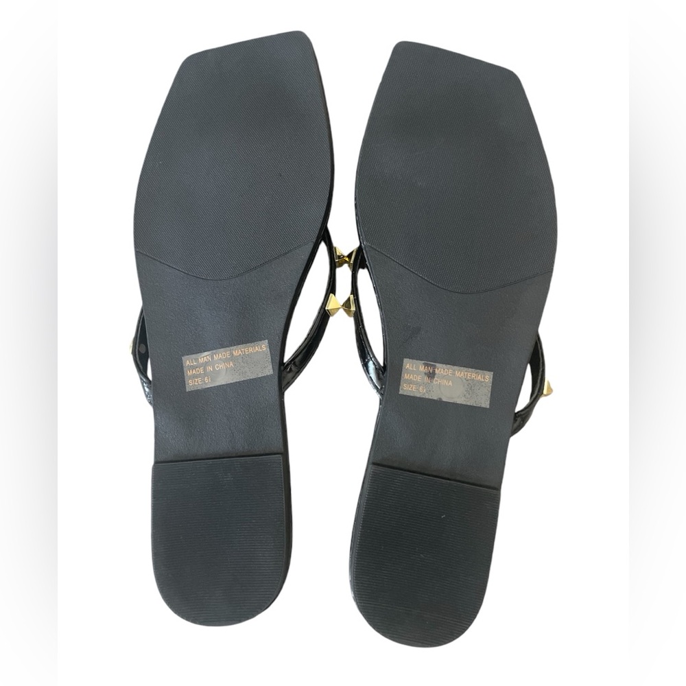 Alligator embossed pattern with gold spikes. - Picture 5 of 5